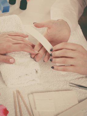 Manikür yaptıran kadın dosya çivileri.