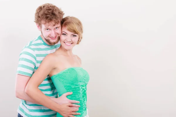 Alegre jovem casal retrato — Fotografia de Stock