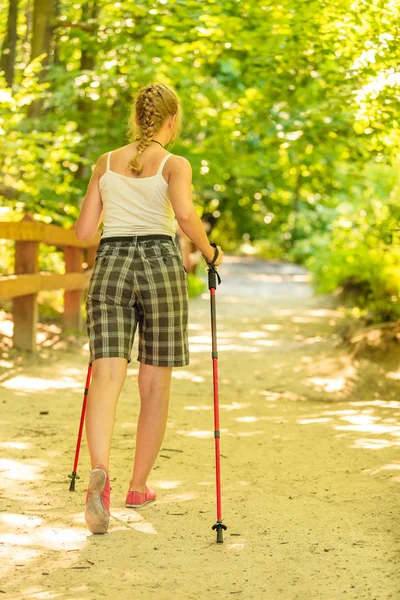 Indietro vista donna escursioni nel sentiero della foresta — Foto Stock