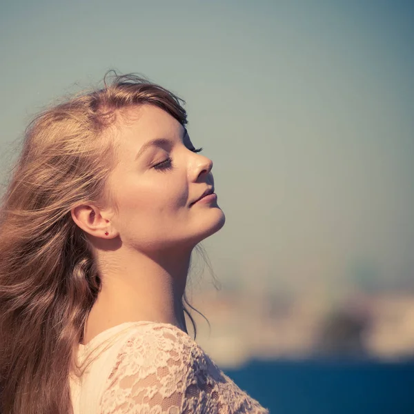 Belle fille blonde se détendre en plein air au bord de la mer — Photo