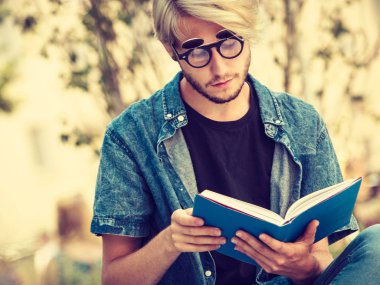 Hipster adam kenarında oturan defter