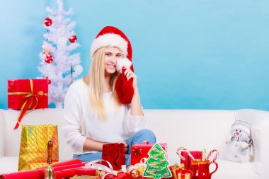 Noel hediyeleri ambalaj Santa şapka kadında