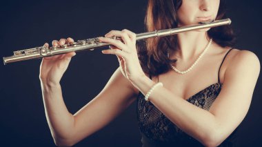 Enine flüt üzerinde siyah oynayan kadın.