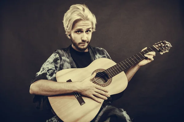 Blonde man spelen akoestische gitaar — Stockfoto