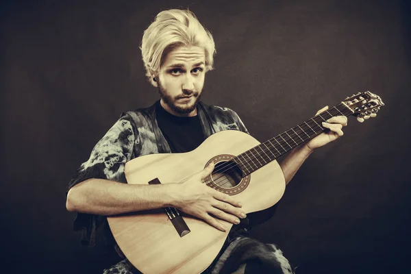 Biondo uomo suonare la chitarra acustica — Foto Stock