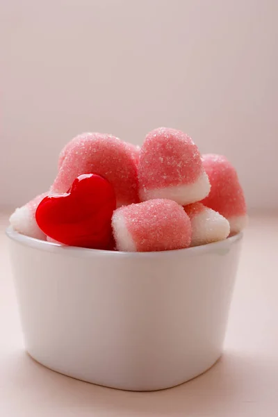 Jaleas rosadas o malvaviscos con azúcar en un tazón — Foto de Stock