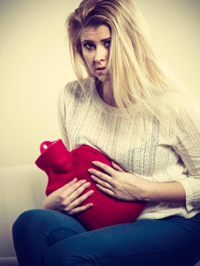 Cofa üzerinde oturan kadın duygu mide krampları