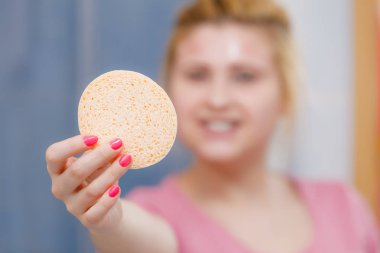 Kadın holding küçük yüz sünger