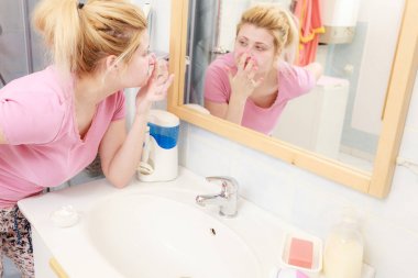 Kadın yüz kremi parmağını ile uygulama