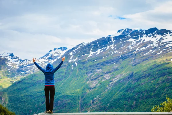 Turist kvinna njuter landskap i Norge. — Stockfoto