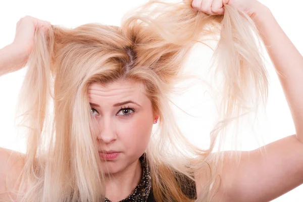 Holding a száraz haja szőke nő — Stock Fotó