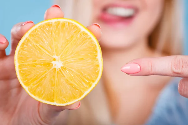 Mulher segurando limão fruta ou laranja — Fotografia de Stock