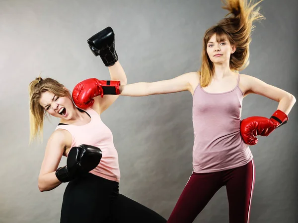 Två aggressiva kvinnor med boxning kamp — Stockfoto