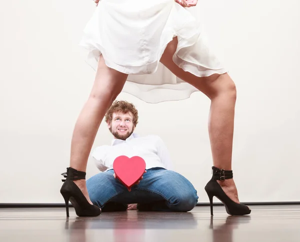 Man with heart shaped gift box for woman. — Stock Photo, Image