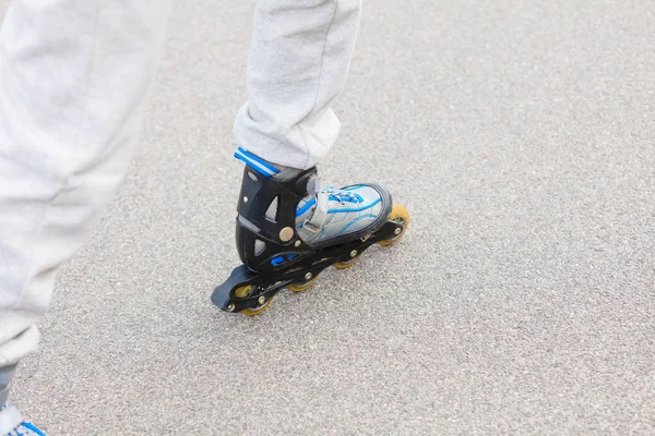 Person wearing rollerskates and doing rollerblading — Stock Photo, Image