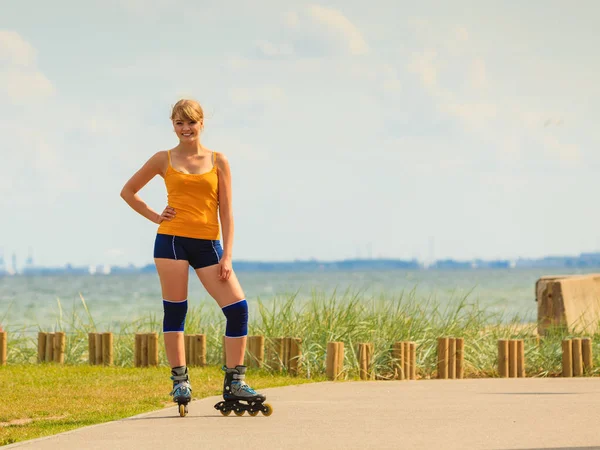 Giovane donna rollerblading all'aperto nella giornata di sole — Foto Stock