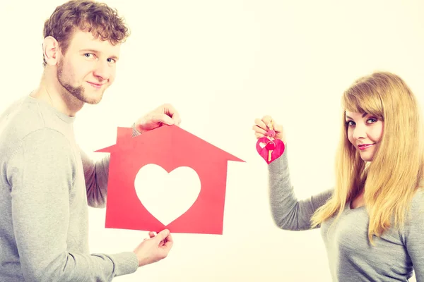 Förälskade unga äktenskap med hus och nycklar. — Stockfoto