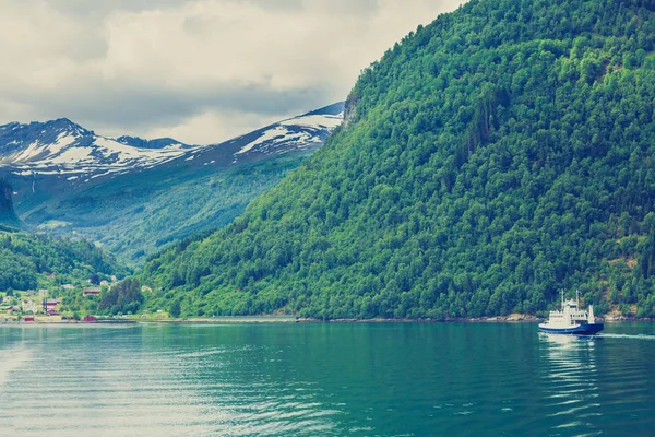 Barco de ferries en fiordo en Noruega — Foto de Stock