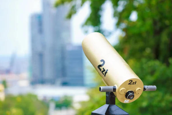 Goldenes Teleskop auf die Stadt gerichtet. — Stockfoto