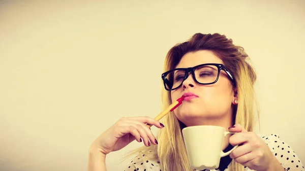 뜨거운 커피를 마시는 사무실에서 행복 한 여자 — 스톡 사진