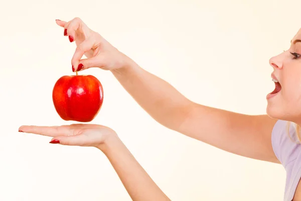 Gelukkige vrouw met heerlijke rode appel — Stockfoto