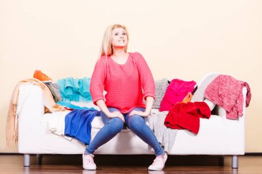 Kadınlar koltukta otururken ne giyeceğini bilemez.