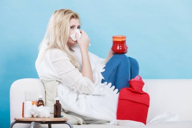 Kadının koltukta yalan grip olan hasta