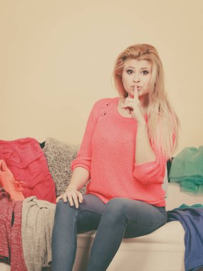 Kadınlar koltukta otururken ne giyeceğini bilemez.