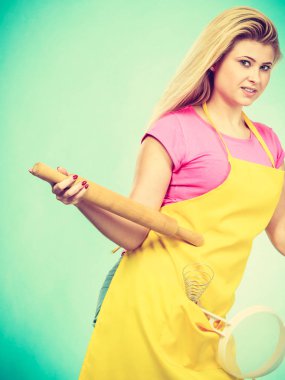 Oklava tutan önlük giyen kadın