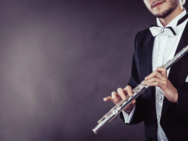 Elegantemente vestido músico segurando flauta — Fotografia de Stock
