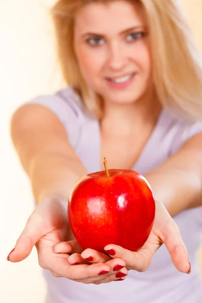 Kırmızı elma, sağlıklı gıda kavramı tutan kadın — Stok fotoğraf