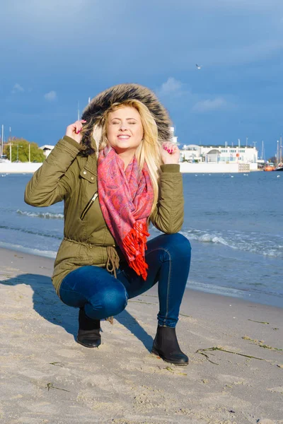 Plajda, rahatlatıcı kadın soğuk gün