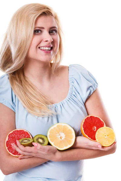 Vrouw met vruchten kiwi. sinaasappel, citroen en grapefruit — Stockfoto