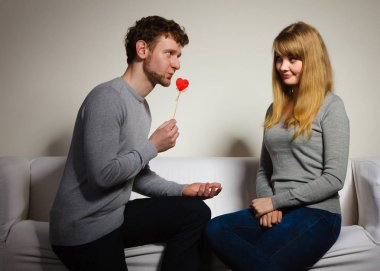 Sevgi dolu pare kalp flört ile.