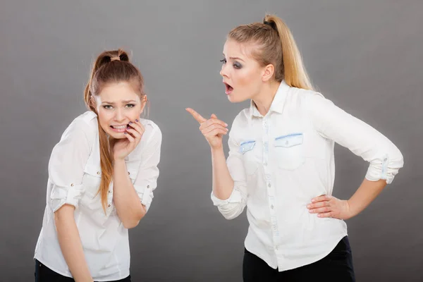 Irritada menina fúria gritando com seu amigo ou irmã mais nova — Fotografia de Stock