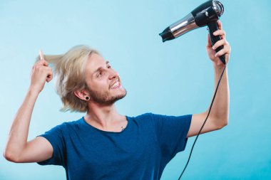 Saç kurutma makinesi ile trendy adam