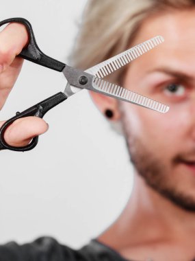 Adam texturizing veya inceltme makası makas ile kesme