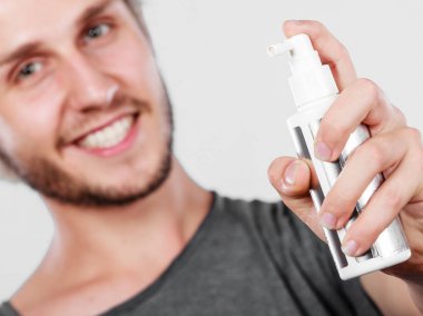 Adam onun saç spreyi kozmetik uygulama