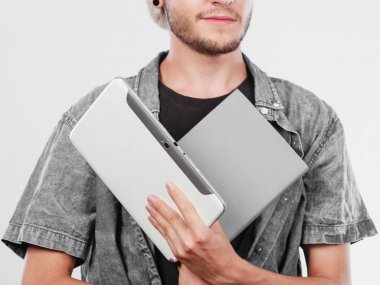 Tablet ve kitap tutan adam öğrenci.