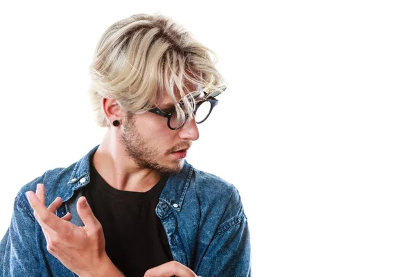 Hipster hombre artístico con gafas excéntricas — Foto de Stock