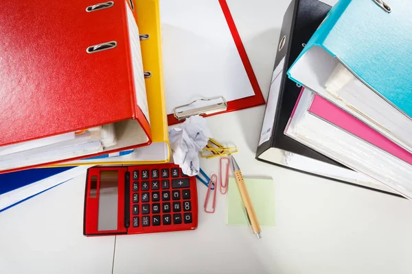 Office skrivbord fylld med papper. — Stockfoto