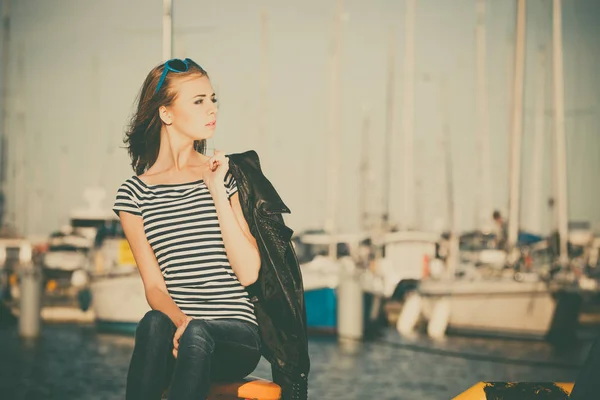 Femme dans la marina contre des yachts dans le port — Photo