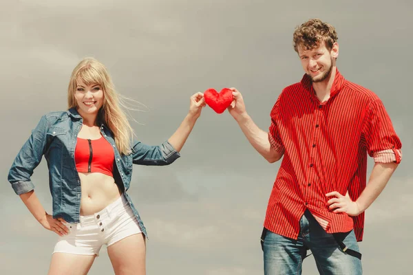 aşık çift kırmızı kalp açık tutar