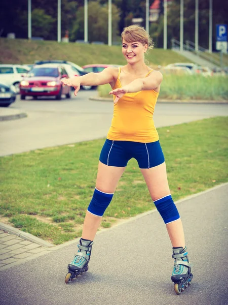 Giovane donna rollerblading all'aperto nella giornata di sole — Foto Stock