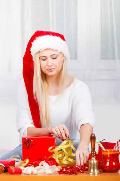 Jovem mulher preparando presentes para o Natal — Fotografia de Stock