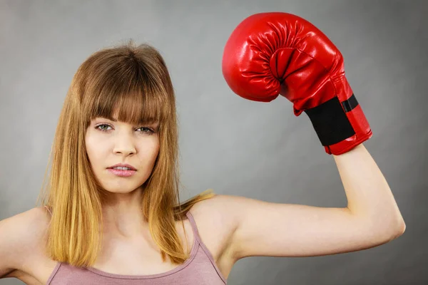 Frau trägt Boxhandschuhe — Stockfoto