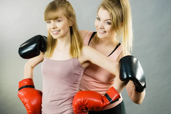 Duas mulheres amigas usando luvas de boxe — Fotografia de Stock