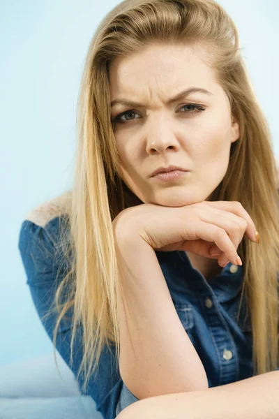 Mulher sendo cético questionar algo — Fotografia de Stock