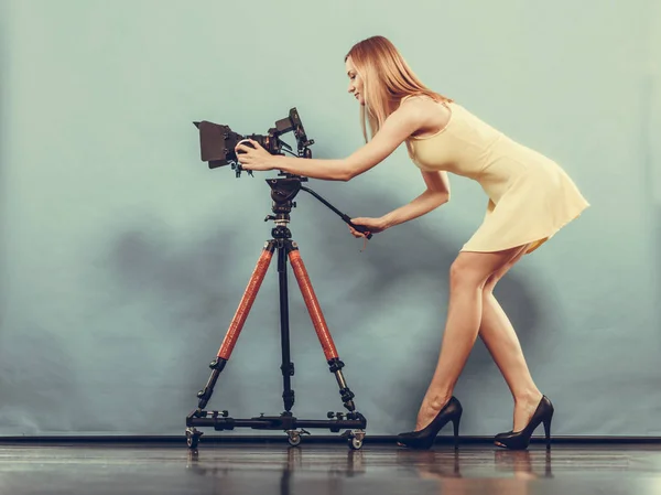 Menina loira de moda com câmera — Fotografia de Stock