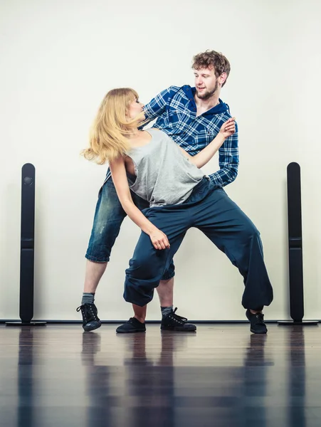 Paar junger Männer und Frauen tanzen Hip-Hop — Stockfoto